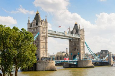 Londra, İngiltere - 20 Temmuz 2016: Majestelerinin Kraliyet Sarayı ve Londra Kulesi Kalesi yakınlarındaki Tower Bridge, İngiltere. Unesco Dünya Mirası