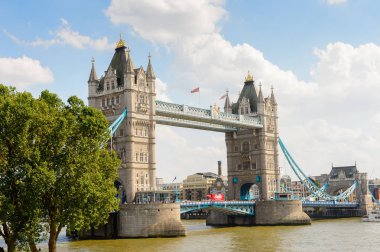 Londra, İngiltere - 20 Temmuz 2016: Majestelerinin Kraliyet Sarayı ve Londra Kulesi Kalesi yakınlarındaki Tower Bridge, İngiltere. Unesco Dünya Mirası