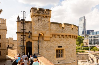 Londra, İngiltere - 20 Temmuz 2016: Londra Kulesi'nin bir parçası (Majestelerinin Kraliyet Sarayı ve Londra Kulesi Kalesi), İngiltere. Unesco Dünya Mirası