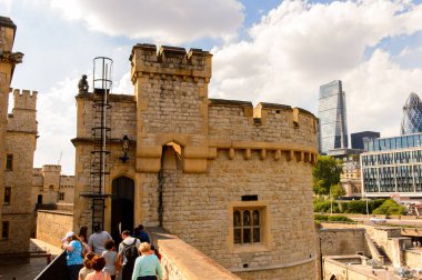 Londra, İngiltere - 20 Temmuz 2016: Londra Kulesi'nin bir parçası (Majestelerinin Kraliyet Sarayı ve Londra Kulesi Kalesi), İngiltere. Unesco Dünya Mirası