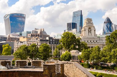 Londra, İngiltere - 20 Temmuz 2016: Londra Kulesi'nden manzara (Majestelerinin Kraliyet Sarayı ve Londra Kulesi Kalesi), İngiltere. Unesco Dünya Mirası