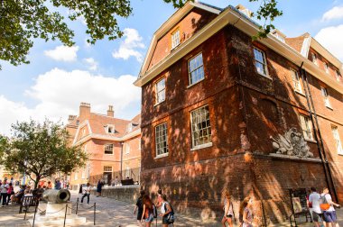 Londra, İngiltere - 20 Temmuz 2016: Londra Kulesi (Majestelerinin Kraliyet Sarayı ve Londra Kulesi Kalesi), İngiltere. Unesco Dünya Mirası