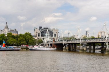 Londra, İngiltere - 22 Temmuz 2016: Büyük Britanya'nın başkenti Londra'da Thames Nehri kıyısında mimari