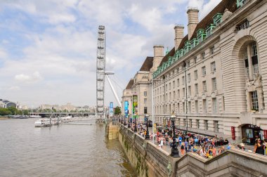 Londra, İngiltere - 22 Temmuz 2016: Büyük Britanya'nın başkenti Londra'da Thames Nehri kıyısında mimari