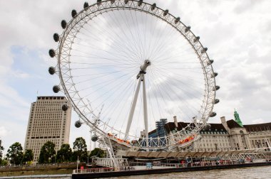 Londra, İngiltere - 22 Temmuz 2016: Büyük Britanya'nın başkenti Londra'da Thames Nehri kıyısında mimari