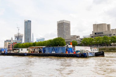 Londra, İngiltere - 22 Temmuz 2016: Büyük Britanya'nın başkenti Londra'da Thames Nehri kıyısında mimari