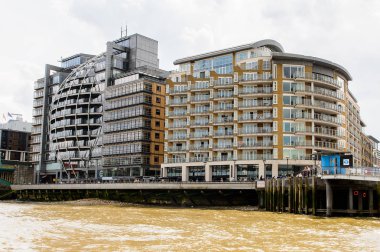 Londra, İngiltere - 22 Temmuz 2016: Büyük Britanya'nın başkenti Londra'da Thames Nehri kıyısında mimari