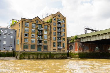 Londra, İngiltere - 22 Temmuz 2016: Büyük Britanya'nın başkenti Londra'da Thames Nehri kıyısında mimari