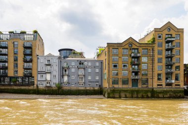 Londra, İngiltere - 22 Temmuz 2016: Büyük Britanya'nın başkenti Londra'da Thames Nehri kıyısında mimari