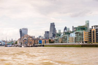 Londra, İngiltere - 22 Temmuz 2016: Büyük Britanya'nın başkenti Londra'da Thames Nehri kıyısındaki mimarinin güzel görünümü