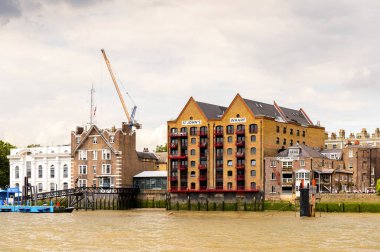 Londra, İngiltere - 22 Temmuz 2016: Büyük Britanya'nın başkenti Londra'da Thames Nehri kıyısındaki mimarinin güzel görünümü