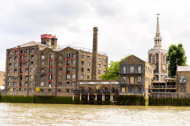 Londra, İngiltere - 22 Temmuz 2016: Büyük Britanya'nın başkenti Londra'da Thames Nehri kıyısındaki mimarinin güzel görünümü