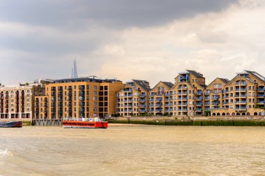 Londra, İngiltere - 22 Temmuz 2016: Büyük Britanya'nın başkenti Londra'da Thames Nehri kıyısındaki mimarinin güzel görünümü