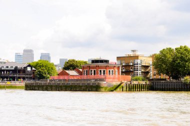 Londra, İngiltere - 22 Temmuz 2016: Büyük Britanya'nın başkenti Londra'da Thames Nehri kıyısındaki mimarinin güzel görünümü