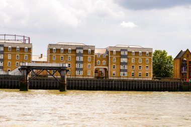 Londra, İngiltere - 22 Temmuz 2016: Büyük Britanya'nın başkenti Londra'da Thames Nehri kıyısındaki mimarinin güzel görünümü