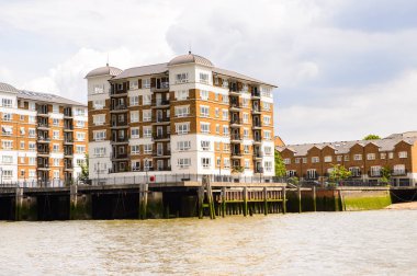 Londra, İngiltere - 22 Temmuz 2016: Büyük Britanya'nın başkenti Londra'da Thames Nehri kıyısındaki mimarinin güzel görünümü