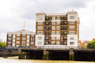 Londra, İngiltere - 22 Temmuz 2016: Büyük Britanya'nın başkenti Londra'da Thames Nehri kıyısındaki mimarinin güzel görünümü