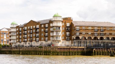 Londra, İngiltere - 22 Temmuz 2016: Büyük Britanya'nın başkenti Londra'da Thames Nehri kıyısındaki mimarinin güzel görünümü