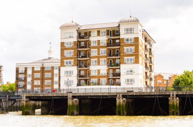 Londra, İngiltere - 22 Temmuz 2016: Büyük Britanya'nın başkenti Londra'da Thames Nehri kıyısındaki mimarinin güzel görünümü