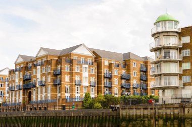 Londra, İngiltere - 22 Temmuz 2016: Büyük Britanya'nın başkenti Londra'da Thames Nehri kıyısındaki mimarinin güzel görünümü