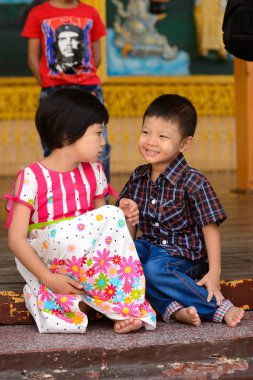 Yangon, Myanmar - 24 Ağustos 2016: Yerel bir tapınakta tanımlanamayan Birmanyalı çocuklar. Myanma halkının yüzde 68'i Bamar etnik grubuna mensandı