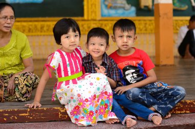 Yangon, Myanmar - 24 Ağustos 2016: Yerel bir tapınakta tanımlanamayan Birmanyalı çocuklar. Myanma halkının yüzde 68'i Bamar etnik grubuna mensandı