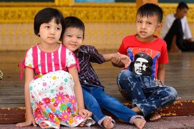 Yangon, Myanmar - 24 Ağustos 2016: Yerel bir tapınakta tanımlanamayan Birmanyalı çocuklar. Myanma halkının yüzde 68'i Bamar etnik grubuna mensandı