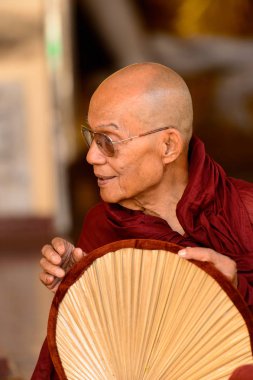 Yangon, Myanmar - 24 Ağustos 2016: Yerel bir tapınakta tanımlanamayan Birmanyalı Budist keşiş. Myanma halkının yüzde 68'i Bamar etnik grubuna mensandı