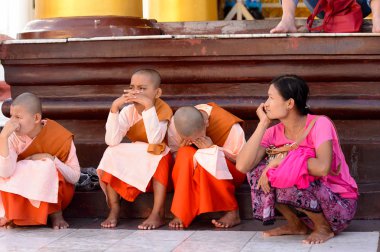 Yangon, Myanmar - 24 Ağustos 2016: Yerel bir tapınakta tanımlanamayan Birmanyalı Budist rahipler. Myanma halkının yüzde 68'i Bamar etnik grubuna mensandı