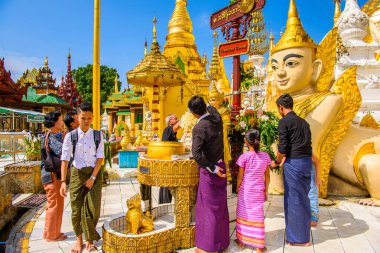 Yangon, Myanmar - 24 Ağustos 2016: Shwedagon Pagoda'nın çevresi, Singuttara Tepesi'nde yaldızlı bir stupa, Kandawgyi Gölü, Yangon, Myanmar
