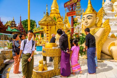 Yangon, Myanmar - 24 Ağustos 2016: Shwedagon Pagoda'nın çevresi, Singuttara Tepesi'nde yaldızlı bir stupa, Kandawgyi Gölü, Yangon, Myanmar