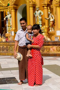 Yangon, Myanmar - 24 Ağustos 2016: Kimliği belirsiz Birmanyalı aile bir tapınağı ziyaret ediyor. Myanma halkının yüzde 68'i Bamar etnik grubuna mensandı