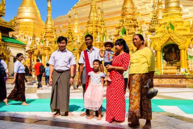 Yangon, Myanmar - 24 Ağustos 2016: Yerel bir tapınakta tanımlanamayan Birmanya halkı. Myanma halkının yüzde 68'i Bamar etnik grubuna mensandı
