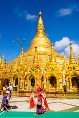 Yangon, Myanmar - 24 Ağustos 2016: Shwedagon Pagoda, Singuttara Tepesi'nde yaldızlı bir stupa, Kandawgyi Gölü, Yangon, Myanmar