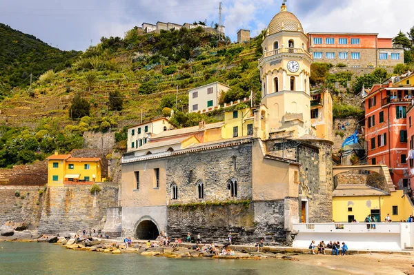 Vernazza, İtalya - 5 Mayıs 2016: La Spezia, Liguria, İtalya'da küçük bir kasaba olan Vernazza'nın (Vulnetia) güzel manzarası. Cinque Terre, Unesco Dünya Mirası Listesi'ndeki topraklardan biri.