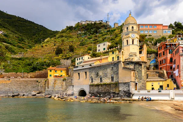Vernazza, İtalya - 5 Mayıs 2016: La Spezia, Liguria, İtalya'da küçük bir kasaba olan Vernazza'nın (Vulnetia) güzel manzarası. Cinque Terre, Unesco Dünya Mirası Listesi'ndeki topraklardan biri.