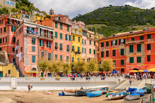 Vernazza, İtalya - 5 Mayıs 2016: La Spezia, Liguria, İtalya'da küçük bir kasaba olan Vernazza'nın (Vulnetia) güzel manzarası. Cinque Terre, Unesco Dünya Mirası Listesi'ndeki topraklardan biri.