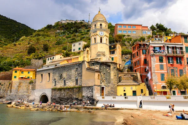 Vernazza, İtalya - 5 Mayıs 2016: La Spezia, Liguria, İtalya'da küçük bir kasaba olan Vernazza'nın (Vulnetia) güzel manzarası. Cinque Terre, Unesco Dünya Mirası Listesi'ndeki topraklardan biri.