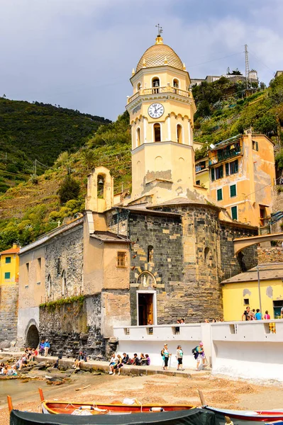 Vernazza, İtalya - 5 Mayıs 2016: Santa Margherita d'Antiochia(Vulnetia), İtalya. Cinque Terre, Unesco Dünya Mirası Listesi'ndeki topraklardan biri.