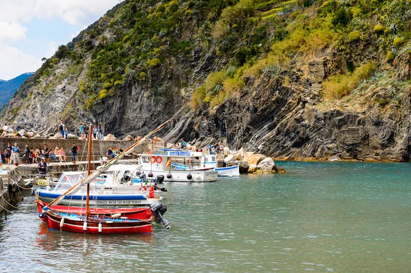 Vernazza, İtalya - 5 Mayıs 2016: La Spezia, Liguria, İtalya'da küçük bir kasaba olan Vernazza'nın (Vulnetia) güzel manzarası. Cinque Terre, Unesco Dünya Mirası Listesi'ndeki topraklardan biri.