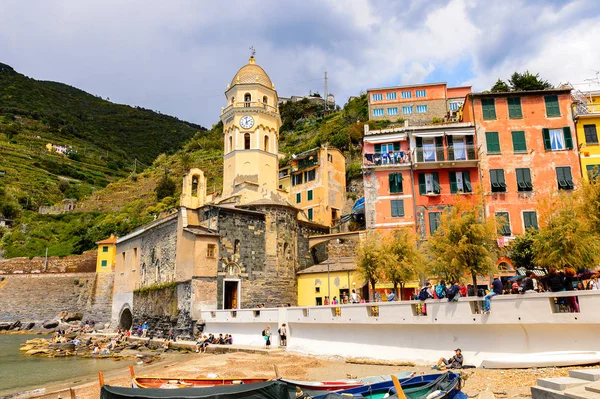 Vernazza, İtalya - 5 Mayıs 2016: Santa Margherita d'Antiochia(Vulnetia), İtalya. Cinque Terre, Unesco Dünya Mirası Listesi'ndeki topraklardan biri.