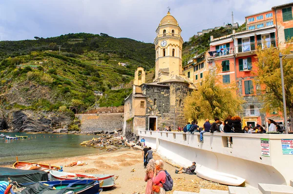 Vernazza, İtalya - 5 Mayıs 2016: Vernazza (Vulnetia), İtalya'nın Liguria eyaletinin La Spezia eyaletinde yer alan küçük bir kasaba. Cinque Terre, Unesco Dünya Mirası Listesi'ndeki topraklardan biri.