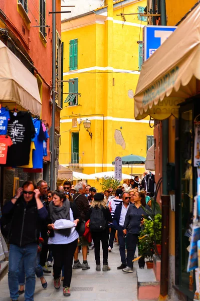 Vernazza, İtalya - 5 Mayıs 2016: Vernazza (Vulnetia), İtalya'nın Liguria eyaletinin La Spezia eyaletinde yer alan küçük bir kasaba. Cinque Terre, Unesco Dünya Mirası Listesi'ndeki topraklardan biri.