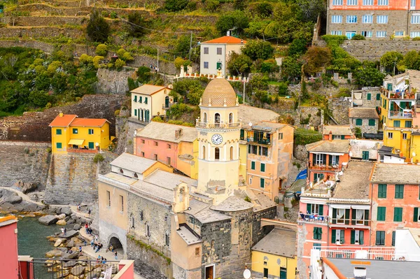 Vernazza, İtalya - 5 Mayıs 2016: La Spezia, Liguria, İtalya eyaletinin küçük bir kasabası olan Vernazza'nın (Vulnetia) havadan görünümü. Cinque Terre, Unesco Dünya Mirası Listesi'ndeki topraklardan biri.