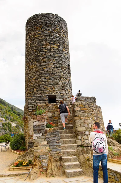 Vernazza, İtalya - 5 Mayıs 2016: Vernazza Taş Kulesi (Vulnetia), La Spezia eyaletinde küçük bir kasaba, Liguria, İtalya. Cinque Terre, Unesco Dünya Mirası Listesi'ndeki topraklardan biri.