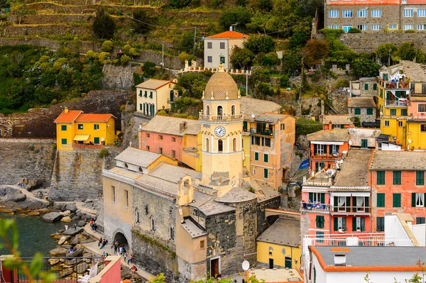 Vernazza, İtalya - 5 Mayıs 2016: La Spezia, Liguria, İtalya eyaletinin küçük bir kasabası olan Vernazza'nın (Vulnetia) havadan görünümü. Cinque Terre, Unesco Dünya Mirası Listesi'ndeki topraklardan biri.