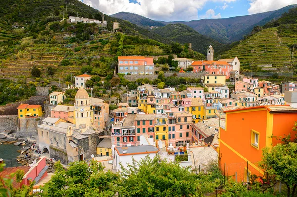 Vernazza, İtalya - 5 Mayıs 2016: La Spezia, Liguria, İtalya eyaletinin küçük bir kasabası olan Vernazza'nın (Vulnetia) havadan görünümü. Cinque Terre, Unesco Dünya Mirası Listesi'ndeki topraklardan biri.