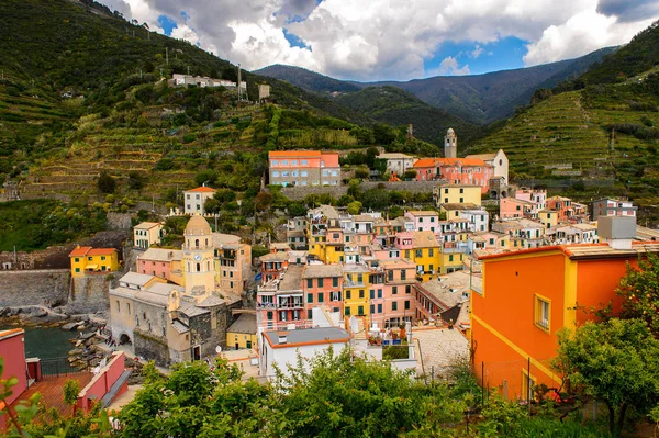 Vernazza, İtalya - 5 Mayıs 2016: La Spezia, Liguria, İtalya eyaletinin küçük bir kasabası olan Vernazza'nın (Vulnetia) havadan görünümü. Cinque Terre, Unesco Dünya Mirası Listesi'ndeki topraklardan biri.