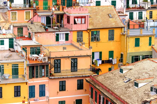 Vernazza, İtalya - 5 Mayıs 2016: İtalya'nın Liguria eyaletinin La Spezia eyaletinde küçük bir kasaba olan Vernazza'nın (Vulnetia) aerieal görünümü. Unesco Dünya Mirası Listesi'ndeki Cinque Terre topraklarından biri.