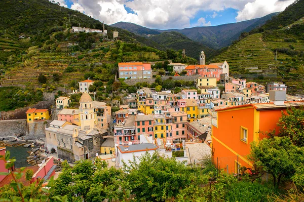 Vernazza, İtalya - 5 Mayıs 2016: La Spezia, Liguria, İtalya eyaletinin küçük bir kasabası olan Vernazza'nın (Vulnetia) havadan görünümü. Cinque Terre, Unesco Dünya Mirası Listesi'ndeki topraklardan biri.